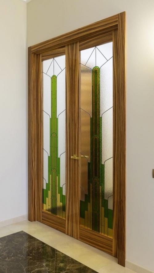 На фото - проект с глянцевыми дверями в натуральном шпоне. 03