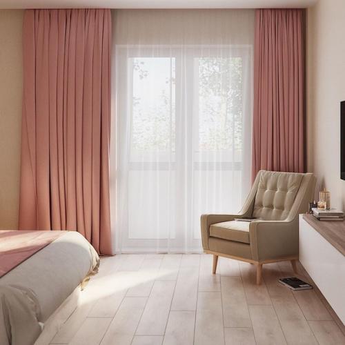 Нежная и светлая спальня с большой мягкой кроватью, удобным туалетным столиком и даже местом для чтения и отдыха. 03