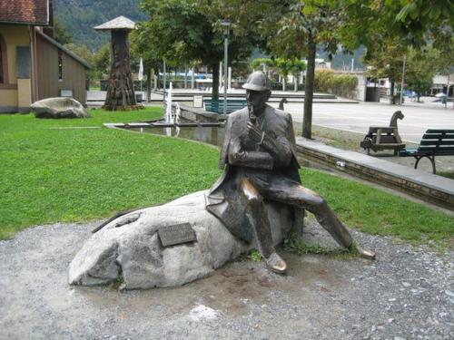 Самые известные памятники Шерлоку Холмсу. 01