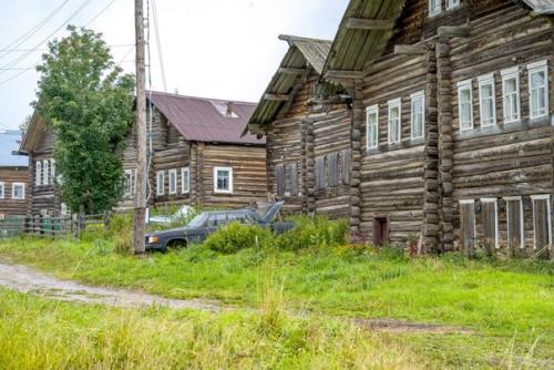 Продолжение.  Дома в поморье по деревенским Меркам средней полосы - массивные, в основном в два этажа. 03