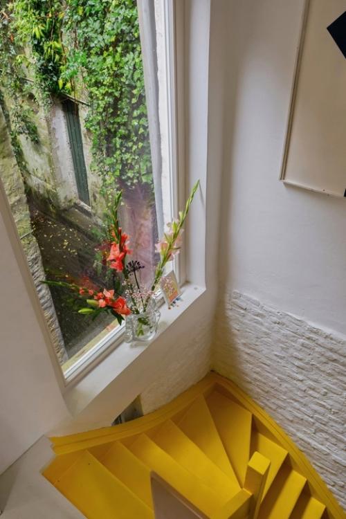 Художник Лукас кобер превратил бывший темный дом шахтера на крутом склоне синт - питерсберга в залитый светом дом, полный вдохновения. 05