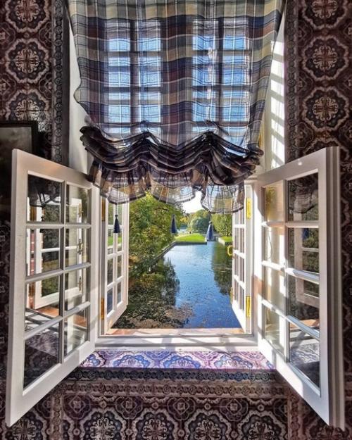 Голландский домик. В глубине усадьбы укрылся небольшой домик из красного кирпича со ступенчатым фронтоном без карниза. 02