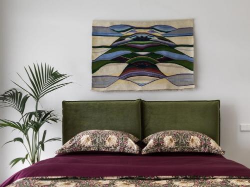 Яркое изголовье - подходящее решение для тех, кто хочет добавить в интерьер цвета, но не готов полностью перекрашивать спальню. 03