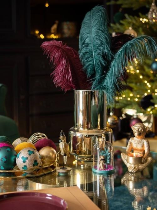 Для любителей смелых современных интерьеров атмосферная праздничная гостиная в глубоких тёмных тонах с тропическим декором. 01