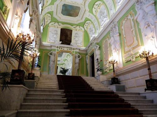 Лестницы в архитектуре.  Лестница - не просто элемент конструкции здания, соединяющий разные этажи между собой с помощью ступенек. 05