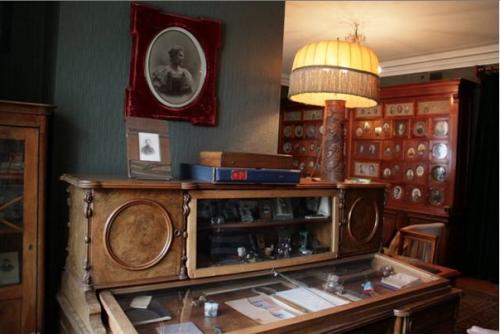 Вечер воскресенья я провел в гостях, в доме мхата в Глинищевском переулке у Владимира Ивановича Немировича - Данченко. 04