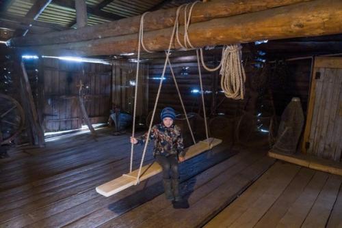Продолжение.  Дома в поморье по деревенским Меркам средней полосы - массивные, в основном в два этажа. 07