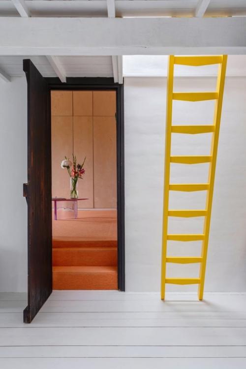 Художник Лукас кобер превратил бывший темный дом шахтера на крутом склоне синт - питерсберга в залитый светом дом, полный вдохновения. 06