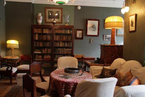 Вечер воскресенья я провел в гостях, в доме мхата в Глинищевском переулке у Владимира Ивановича Немировича - Данченко. 01