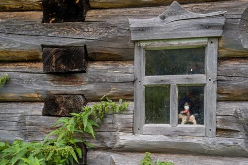 Продолжение.  Дома в поморье по деревенским Меркам средней полосы - массивные, в основном в два этажа. 06