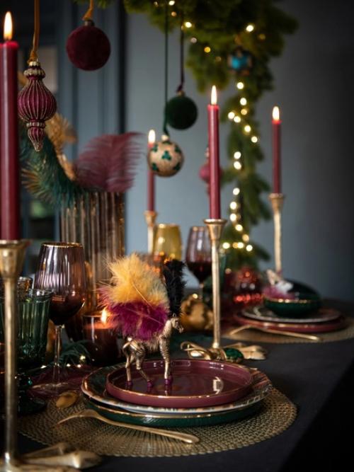 Для любителей смелых современных интерьеров атмосферная праздничная гостиная в глубоких тёмных тонах с тропическим декором. 07