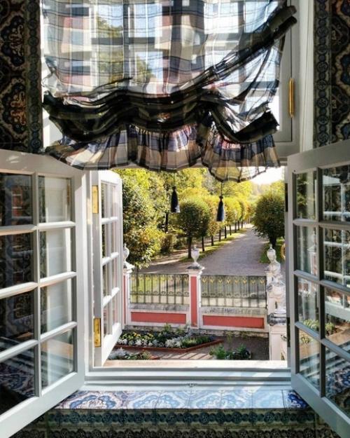 Голландский домик. В глубине усадьбы укрылся небольшой домик из красного кирпича со ступенчатым фронтоном без карниза. 03