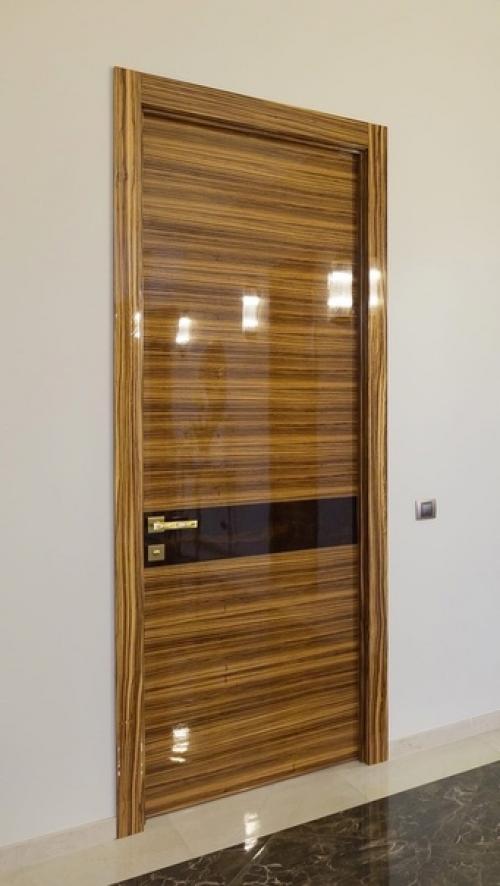 На фото - проект с глянцевыми дверями в натуральном шпоне. 02