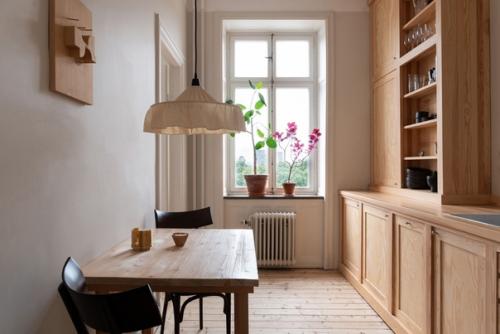 Деревянный стиль в интерьере комнаты всегда выглядит очень уютно и приятно. 01