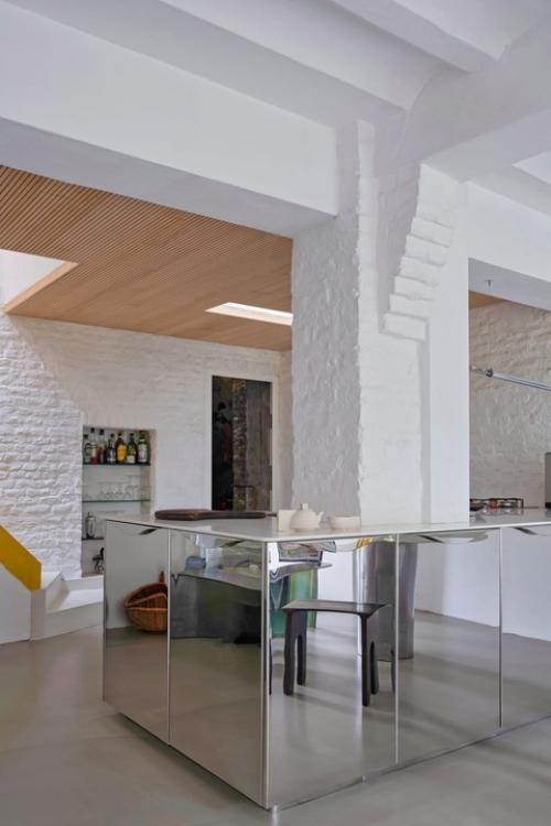 Художник Лукас кобер превратил бывший темный дом шахтера на крутом склоне синт - питерсберга в залитый светом дом, полный вдохновения. 04