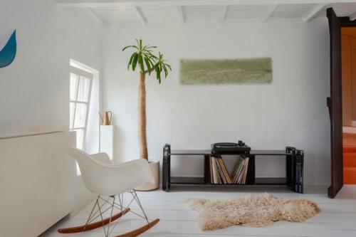 Художник Лукас кобер превратил бывший темный дом шахтера на крутом склоне синт - питерсберга в залитый светом дом, полный вдохновения. 08