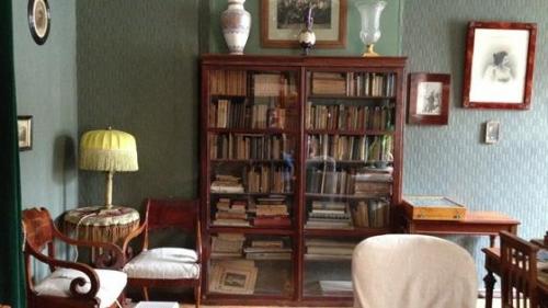 Вечер воскресенья я провел в гостях, в доме мхата в Глинищевском переулке у Владимира Ивановича Немировича - Данченко. 05