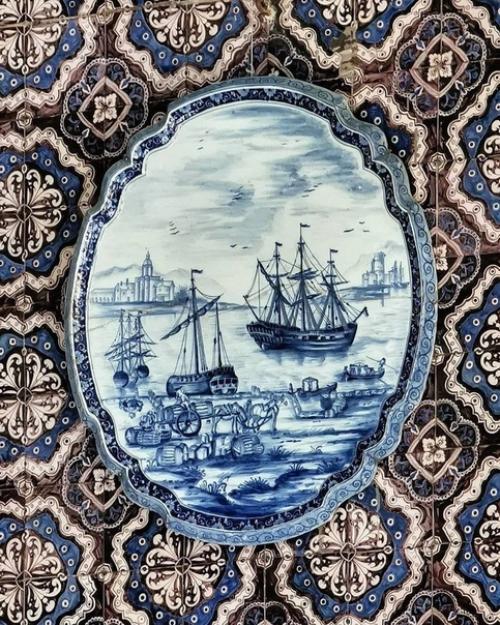 Голландский домик. В глубине усадьбы укрылся небольшой домик из красного кирпича со ступенчатым фронтоном без карниза. 07