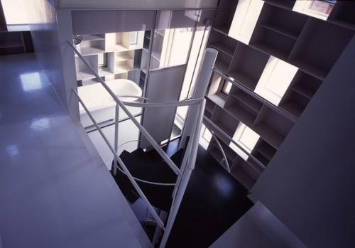 Дом построен из блоков - стальных коробок. 07