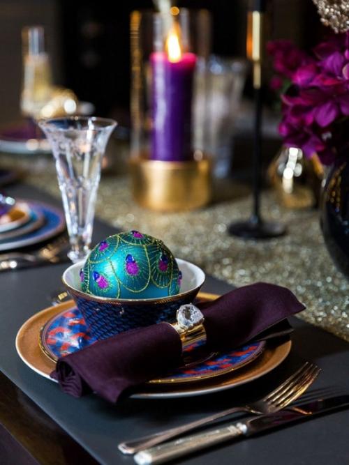 Для любителей смелых современных интерьеров атмосферная праздничная гостиная в глубоких тёмных тонах с тропическим декором. 06