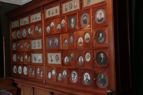 Вечер воскресенья я провел в гостях, в доме мхата в Глинищевском переулке у Владимира Ивановича Немировича - Данченко. 03