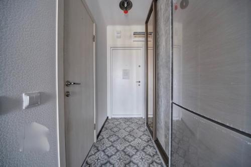 2 огромных шкафа (второй в коридоре, сейчас там еще красивый светильник и в конце пуфик с вешалкой. 03