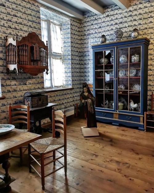 Голландский домик. В глубине усадьбы укрылся небольшой домик из красного кирпича со ступенчатым фронтоном без карниза. 06