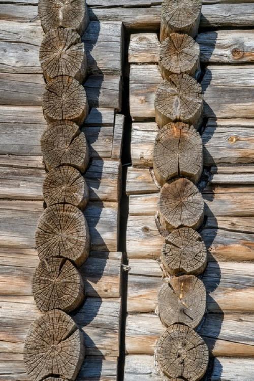 Продолжение.  Дома в поморье по деревенским Меркам средней полосы - массивные, в основном в два этажа. 05
