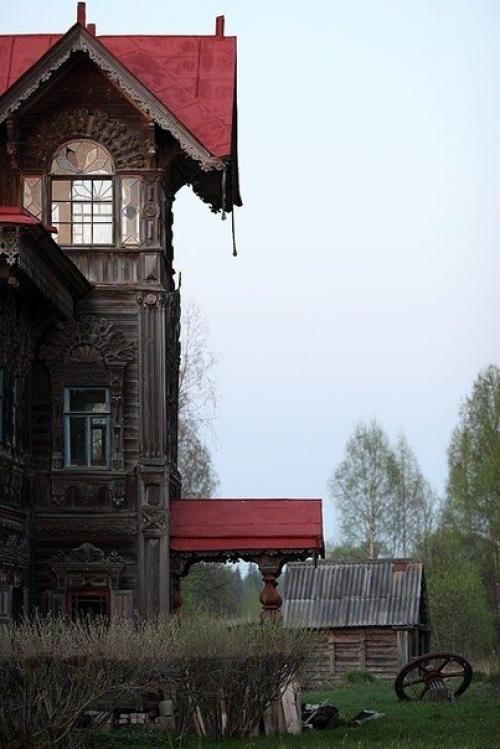 Ещё один затерявшийся в костромских лесах и чудом выживший деревянный дом - терем. 03