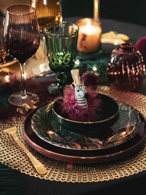 Для любителей смелых современных интерьеров атмосферная праздничная гостиная в глубоких тёмных тонах с тропическим декором. 08