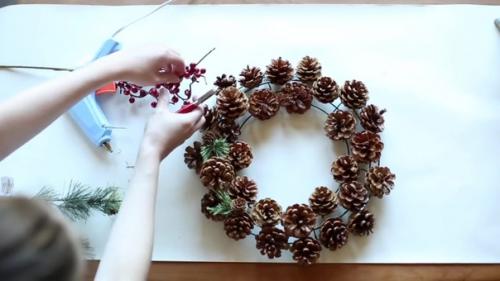 Новогодний веночек из шишек. 03