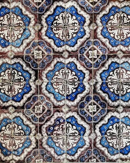 Голландский домик. В глубине усадьбы укрылся небольшой домик из красного кирпича со ступенчатым фронтоном без карниза. 05