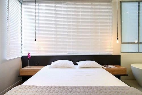 Интерьер квартиры с двумя спальнями, разработанный студией Dori - Interior Design. 07