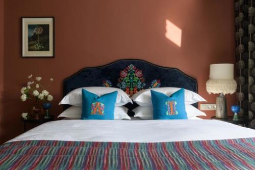 Яркое изголовье - подходящее решение для тех, кто хочет добавить в интерьер цвета, но не готов полностью перекрашивать спальню. 06