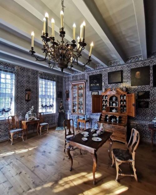 Голландский домик. В глубине усадьбы укрылся небольшой домик из красного кирпича со ступенчатым фронтоном без карниза. 08