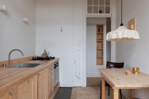 Деревянный стиль в интерьере комнаты всегда выглядит очень уютно и приятно. 03