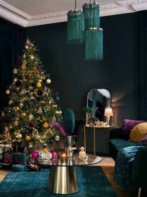 Для любителей смелых современных интерьеров атмосферная праздничная гостиная в глубоких тёмных тонах с тропическим декором. 02