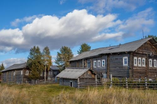 Продолжение.  Дома в поморье по деревенским Меркам средней полосы - массивные, в основном в два этажа. 01