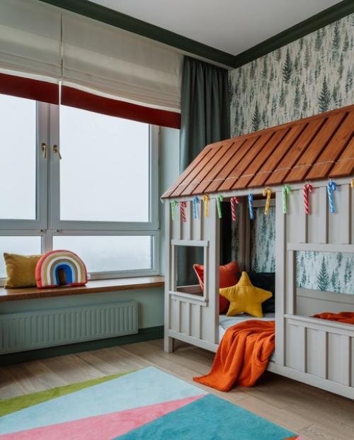 Пример удачного размещения трех комнат в двухкомнатной квартире: гостиной, спальни и детской. 05