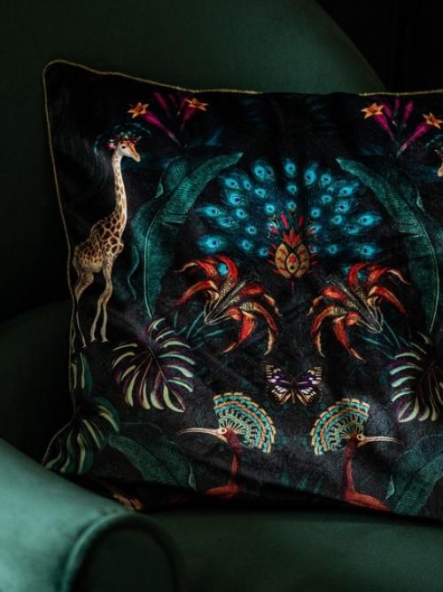 Для любителей смелых современных интерьеров атмосферная праздничная гостиная в глубоких тёмных тонах с тропическим декором. 03