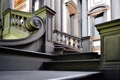 Лестницы в архитектуре.  Лестница - не просто элемент конструкции здания, соединяющий разные этажи между собой с помощью ступенек. 04