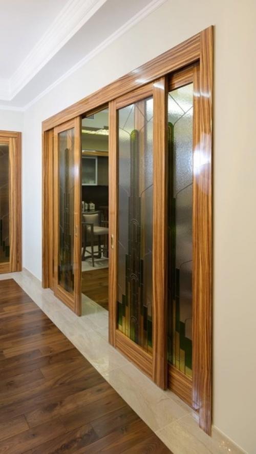 На фото - проект с глянцевыми дверями в натуральном шпоне. 05