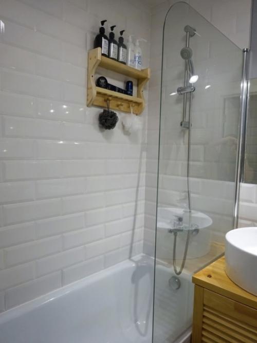 Свежий вариант ремонта ванной комнаты и санузла в светлых тонах. 01