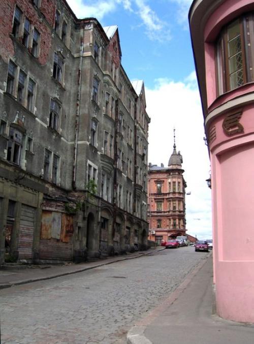 Дом говинга. В самом центре древнего Выборга, на крепостной ул, 11 стоит, постепенно разрушаясь, расселенный дом.