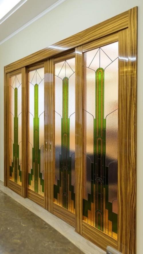 На фото - проект с глянцевыми дверями в натуральном шпоне. 04