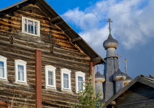 Продолжение.  Дома в поморье по деревенским Меркам средней полосы - массивные, в основном в два этажа. 02