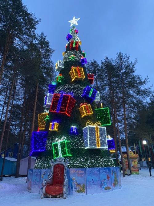 Вот такой дружной компанией мы посетили вотчину деда мороза в одном из древнейших городов на русском севере! 05