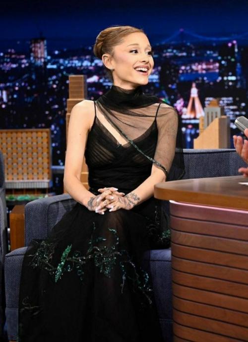 Ариана гранде появилась на шоу Джимми фэллона в платье, которое пережило наших бабушек, дедушек и половину золотого голливуда. 01