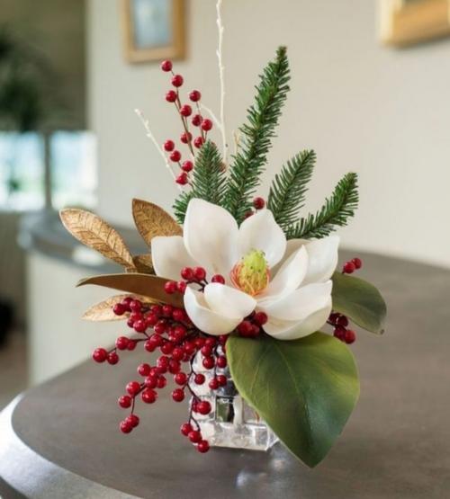 К числу красивых, нежных и трогательных растений можно с полной уверенностью отнести магнолию. 02