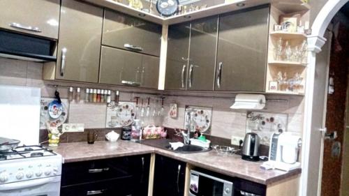 Была ужасная кухня, вся в краске. 01